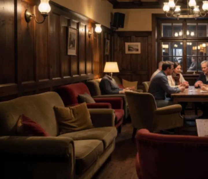 Sluncem zalitý privátní lounge s dřevěnými stoly, měkkými židlemi a teplým bistro osvětlením v Moranovas.